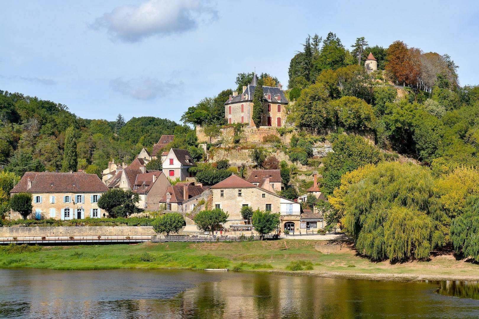 Vue panoramique du village de Limeuil au confluent de la Dordogne et Vézère