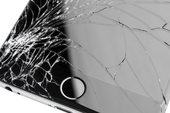 Technicien remplaçant l’écran d’un smartphone avec outils de précision