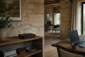 Box Wi-Fi placée dans un logement aux murs épais pour diagnostiquer une connexion lente ou instable